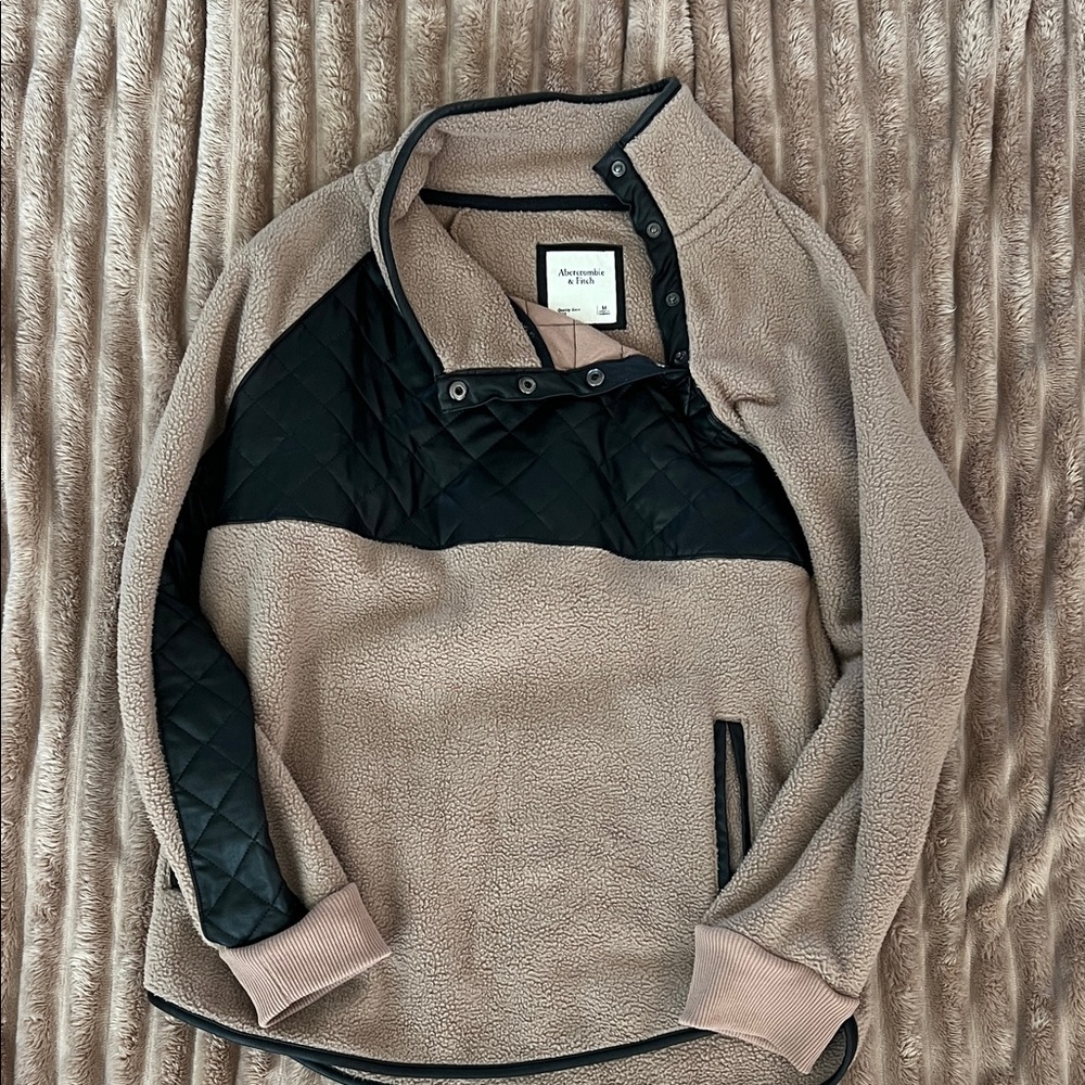 Abercrombie & Fitch Black and Tan Quilted Fleece